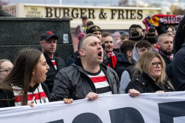 Premier Lig maçından önceki bilet fiyatlarıyla ilgili Old Trafford, Manchester, İngiltere 'de 1 Aralık 2024' te Manchester United Everton 'a karşı yapılan gösteri