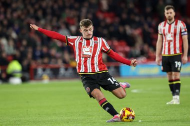 Sheffield United takımından Harrison Burrows, 29 Kasım 2024 'te Sheffield Lane, Sheffield, Birleşik Krallık' ta Sheffield United 'a karşı oynanan Gökyüzü İddia Şampiyonası maçında şut atıyor.