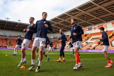 Blackpool 'dan Oliver Casey, 1 Aralık 2024' te Birleşik Krallık 'ın Blackpool kentinde oynanan Blackpool-Birmingham City maçında oynanan Emirates FA Cup 2. Raund karşılaşması öncesinde ısınma turunda