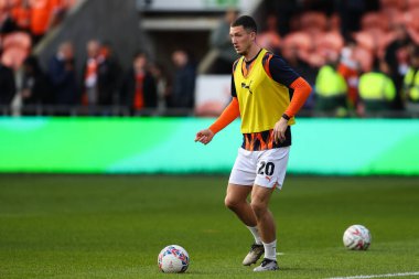 Blackpool 'dan Oliver Casey, 1 Aralık 2024' te Birleşik Krallık 'ın Blackpool kentinde oynanan Blackpool-Birmingham City maçında oynanan Emirates FA Cup 2. Raund karşılaşması öncesinde ısınma turunda