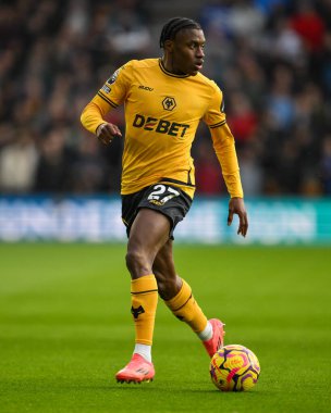 Wolverhampton Wanderers takımından Jean-Ricner Bellegarde, 30 Kasım 2024 tarihinde İngiltere 'nin Molineux kentinde oynanan Premier League maçında Wolverhampton Wanderers - Bournemouth maçında topa vuruyor.