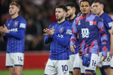 Ipswich Town 'dan Conor Chaplin, Premier League maçından sonra İngiltere' nin Nottingham kentinde oynanan Nottingham Forest - Ipswich Town maçında gezgin taraftarları alkışlıyor.