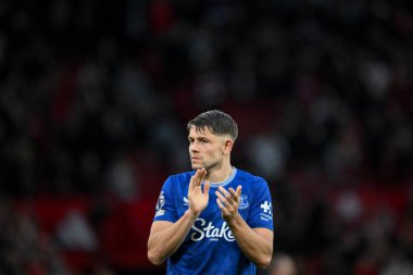 Everton Rainbow Laces takımının kaptanı James Tarkowski Premier League maçında Manchester United Everton 'a karşı Old Trafford, Manchester, İngiltere, 1 Aralık 2024