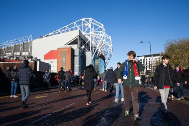 Taraftarlar Premier Lig karşılaşması öncesinde Old Trafford, Manchester, İngiltere, 1 Aralık 2024 'te Manchester United Everton' a karşı gelmeye başladılar.