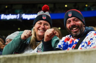 ABD 'li taraftarlar 30 Kasım 2024' te Wembley Stadyumu 'nda oynanan Uluslararası Bayanlar Dostluk karşılaşmasında atmosferin keyfini çıkarıyorlar.