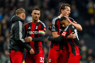 Fulham, Premier Lig maçının ardından Tottenham Hotspur Fulham 'a karşı Tottenham Hotspur Stadyumu, Londra, 1 Aralık 2024' te oynanan maçın ardından takımların beraberliğini kutluyor.