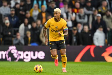 Wolverhampton Wanderers takımından Mario Lemina, 30 Kasım 2024 'te Wolverhampton Wanderers' ın Bournemouth 'a karşı oynadığı Premier League maçında topa vuruyor.