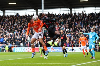 Blackpool 'dan Rob Apter ve Birmingham City' den Ethan Laird, 1 Aralık 2024 'te Birleşik Krallık' ta Bloomfield Road, Blackpool 'da oynanan 2.