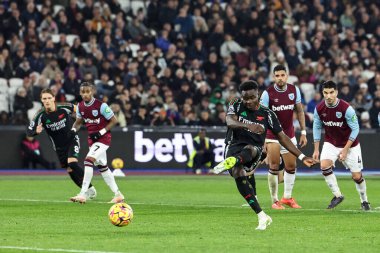 Arsenal 'den Bukayo Saka, 30 Kasım 2024' te Londra 'daki Londra Stadyumu' nda oynanan Premier League maçında West Ham United ve Arsenal maçında 2-5 öne geçerek penaltı aldı.