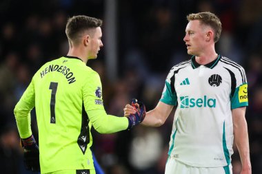 Crystal Palace 'dan Dean Henderson ve Newcastle United' dan Sean Longstaff, 30 Kasım 2024 'te Selhurst Park, Londra' da oynanan Crystal Palace - Newcastle United maçı sonrasında el sıkışıyor.