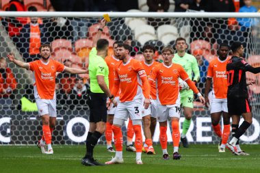 Blackpool 'dan James Husband, 1 Aralık 2024' te Bloomfield Road, Blackpool 'da oynanan Blackpool-Birmingham maçında hakem Tom Nield tarafından yapılan protestolardan dolayı sarı kart gösterildi.