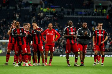Fulham, Premier Lig maçının ardından Tottenham Hotspur Fulham 'a karşı Tottenham Hotspur Stadyumu, Londra, 1 Aralık 2024' te oynanan maçın ardından takımların beraberliğini kutluyor.