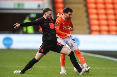 Birmingham City 'den Marc Leonard, 1 Aralık 2024' te Birleşik Krallık, Blackpool 'daki Bloomfield Road' da oynanan Blackpool FA Cup 2. Raund karşılaşmasında Blackpool 'lu James Husband' ı yere serdi.