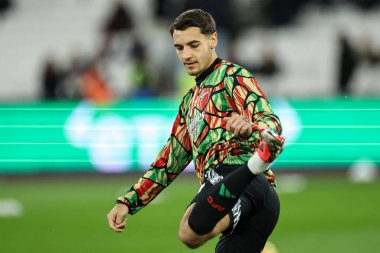 Arsenal 'den Jakub Kiwior, Premier League maçı sırasında 30 Kasım 2024' te Londra Stadyumu 'nda oynanan West Ham United-Arsenal maçında ısınma turunda...