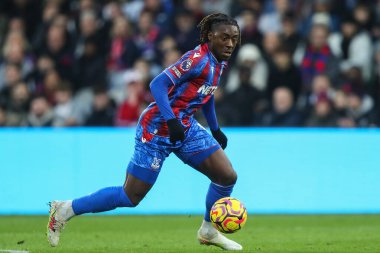 Crystal Palace 'dan Eberechi Eze, 30 Kasım 2024' te İngiltere 'nin Selhurst Park kentinde oynanan Crystal Palace - Newcastle United maçında topla birlikte ilerliyor.