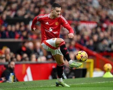 Manchester United 'dan Diogo Dalot Premier League maçında topu kontrol ediyor Manchester United Everton' a karşı Old Trafford, Manchester, İngiltere, 1 Aralık 2024