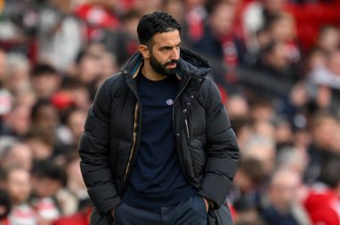 Manchester United 'ın Ruben Amorim teknik direktörü Manchester United' ın Everton 'a karşı oynadığı Premier Lig maçına 1 Aralık 2024' te bakıyor.