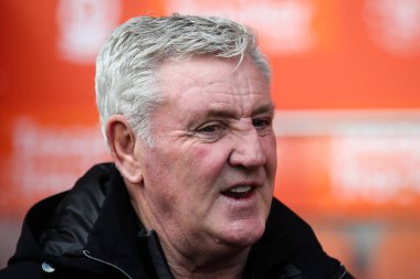 Blackpool 'un baş antrenörü Steve Bruce, 1 Aralık 2024' te Birleşik Krallık 'ta Bloomfield Road, Blackpool' da oynanan 2.