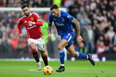 Everton 'dan Dwight McNeil, Manchester United' ın 1 Aralık 2024 'te Old Trafford, Manchester, İngiltere' de oynadığı Premier League karşılaşmasında Manchester United 'dan Bruno Fernandes' in attığı topla mola veriyor.