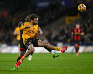 Wolverhampton Wanderers takımından Rayan At-Nouri, 30 Kasım 2024 tarihinde İngiltere 'nin Wolverhampton, Wolverhampton, Wolverhampton' da oynanan Premier League maçında Bournemouth 'un önünde topu temizliyor.