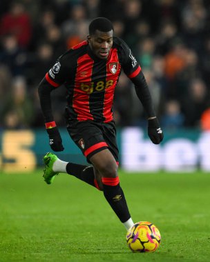 Bournemouth 'dan Dango Ouattara, 30 Kasım 2024' te İngiltere 'nin Wolverhampton, Wolverhampton' da oynanan Premier League karşılaşmasında topla bir çıkış yaptı.