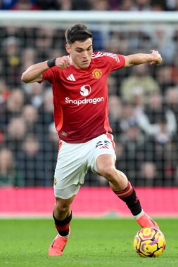 Manchester United takımından Manuel Ugarte, Manchester United 'ın 1 Aralık 2024' te Old Trafford, Manchester, İngiltere 'de Everton' a karşı oynadığı Premier League maçında topa vurdu.