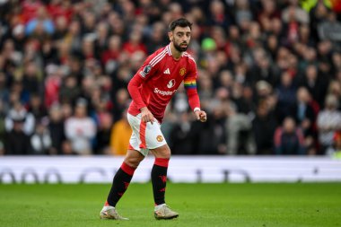 Manchester United takımından Bruno Fernandes Premier League maçında Manchester United 'a karşı Everton' ın 1 Aralık 2024 'te Old Trafford, Manchester' da taktığı Rainbow Laces kolluk takıyor.