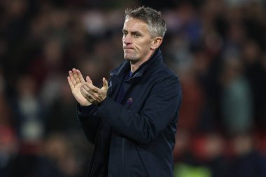 Ipswich Town 'un Kieran McKenna teknik direktörü Premier League maçından sonra Nottingham Forest' in Ipswich Town 'a karşı oynadığı City Ground, Nottingham, İngiltere' de 30 Kasım 2024 'te oynanan maçta gezgin taraftarları alkışlıyor.