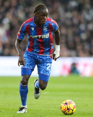 Crystal Palace 'dan Trevoh Chalobah, 30 Kasım 2024' te İngiltere 'nin Selhurst Park kentinde oynanan Crystal Palace - Newcastle United maçında topu bırakıyor.