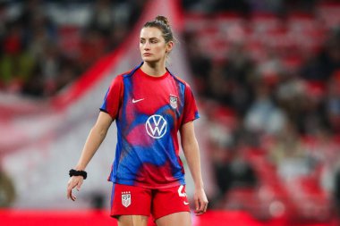 Birleşik Devletler 'den Emily Fox, 30 Kasım 2024' te İngiltere 'nin Wembley Stadyumu' nda oynadığı Uluslararası Bayanlar Dostluk karşılaşması öncesinde ısınıyor.