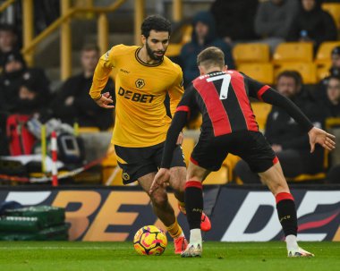 Wolverhampton Wanderers takımından Rayan At-Nouri, Bournemouth 'dan David Brooks' u 30 Kasım 2024 'te Molineux, Wolverhampton, İngiltere' de oynanan Premier League maçında Wolverhampton Wanderers 'a karşı Bournemouth maçında yendi.