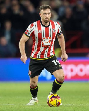 Sheffield United takımından Jack Robinson, 29 Kasım 2024 'te Sheffield United' a karşı Bramall Lane, Sheffield, İngiltere 'de oynanan maçta topu aldı.