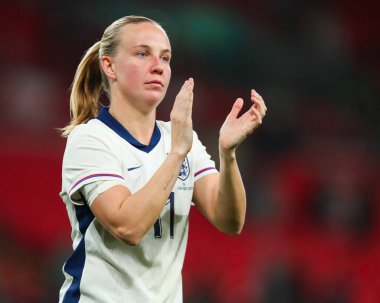 İngiltere 'den Beth Mead, 30 Kasım 2024' te Wembley Stadyumu 'nda oynanan Uluslararası Kadınlar Dostluk karşılaşması sonrasında takımlar berabere kaldıktan sonra taraftarları kabul ediyor.