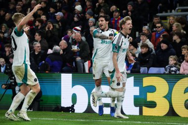 Newcastle United takımından Anthony Gordon, 30 Kasım 2024 'te İngiltere' nin Selhurst Park kentinde oynanan Crystal Palace - Newcastle United maçında 0-1 'lik galibiyet golünü kutluyor.