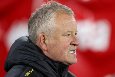 Sheffield United 'ın menajeri Sheffield United, Sheffield Lane, Birleşik Krallık' ta 29 Kasım 2024 'te Sheffield United ve Sunderland maçında sakız çiğniyor.