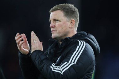 Newcastle United takımının teknik direktörü Eddie Howe, 30 Kasım 2024 tarihinde İngiltere 'nin Selhurst Park kentinde oynanan Crystal Palace - Newcastle United maçından sonra gezgin taraftarları alkışlıyor.