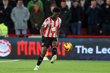 Sheffield United takımından Jesuran Rak-Sakyi, Sheffield Lane, Sheffield, Birleşik Krallık 'ta 29 Kasım 2024' te Sheffield United ve Sunderland maçında topu aldı.