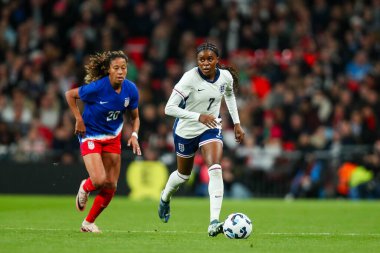 İngiltere 'den Jessica Naz, 30 Kasım 2024' te Wembley Stadyumu 'nda oynanan Uluslararası Bayanlar Dostluk karşılaşmasında topa vuruyor.