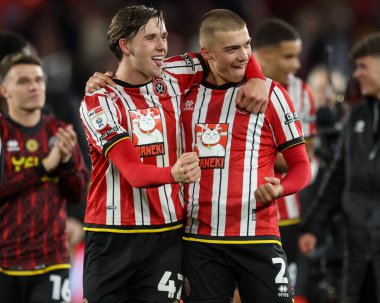 Sheffield United 'dan Sydie Peck ve Sheffield United' dan Alfie Gilchrist, 29 Kasım 2024 'te Bramall Lane, Sheffield, Birleşik Krallık' ta oynanan Sky Bet Şampiyonası maçında kazandıkları galibiyeti kutluyorlar.