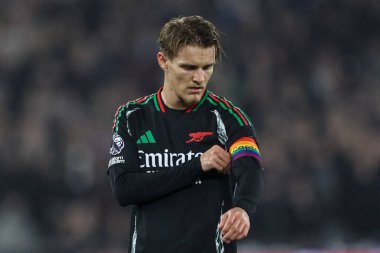 Arsenal 'den Martin degaard, 30 Kasım 2024' te Londra 'daki Londra Stadyumu' nda oynanan Premier League maçında Rainbow Laces 'in kaptanlığını üstlendi.
