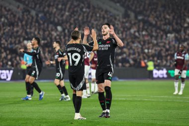 Arsenal 'den Leandro Trossard, 30 Kasım 2024' te Londra Stadyumu 'nda oynanan Premier League maçında West Ham United ve Arsenal maçında 0-2 kazanma hedefini kutluyor.