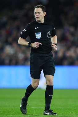 Hakem Darren England Premier Lig maçı sırasında Crystal Palace, Newcastle United 'a karşı Selhurst Park, Londra, İngiltere, 30 Kasım 2024