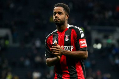 Fulham 'dan Ryan Sessegnon, 1 Aralık 2024' te Tottenham Hotspur 'un Tottenham Hotspur Stadyumu' nda oynanan Premier League maçı sonrasında takımlar berabere kaldıktan sonra taraftarları kabul ediyor.