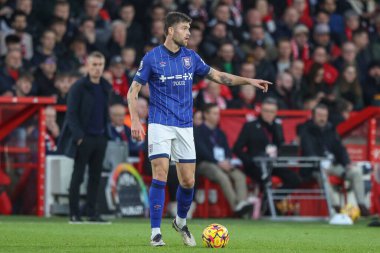 Ipswich Town 'dan Cameron Burgess, 30 Kasım 2024' te İngiltere 'nin Nottingham City Ground kentinde oynanan Premier League maçı sırasında takımına talimat verdi.