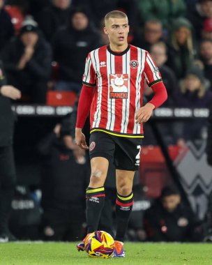 Sheffield United takımından Alfie Gilchrist, Sheffield Lane, Sheffield, Birleşik Krallık 'ta 29 Kasım 2024' te Sheffield United ve Sunderland maçında topu aldı.