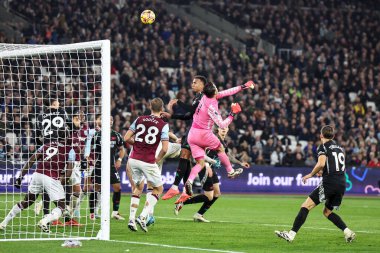 West Ham United takımından ukasz Fabiaski, 30 Kasım 2024 'te Londra Stadyumu' nda oynanan Premier League maçında Gabriel of Arsenal 'i kafasından yakaladı.