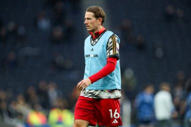 Fulham takımından Sander Berge, Tottenham Hotspur 'a karşı Tottenham Hotspur Stadyumu, Londra, 1 Aralık 2024' te oynanan Premier League maçı öncesinde ısınıyor.