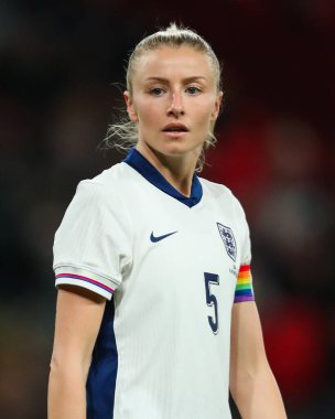 İngiltere 'den Leah Williamson, 30 Kasım 2024' te Wembley Stadyumu 'nda oynanan Uluslararası Kadınlar Dostluk karşılaşmasına bakıyor.