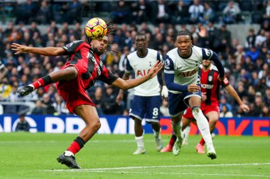 Premier Lig maçında Fulham 'dan Alex Iwobi Tottenham Hotspur' a karşı Fulham Stadyumu, Londra, 1 Aralık 2024