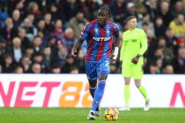 Crystal Palace 'dan Trevoh Chalobah, 30 Kasım 2024' te İngiltere 'nin Selhurst Park kentinde oynanan Crystal Palace - Newcastle United maçında topla birlikte ilerliyor.